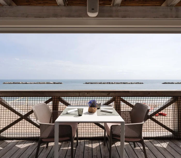 Una vacanza al mare sul Conero Tavolo per due con vista mare su spiaggia e barriera frangiflutti