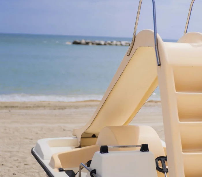 Un resort sul Conero con spiaggia privata Pedalò con scivolo sulla spiaggia vicino al mare in una giornata soleggiata