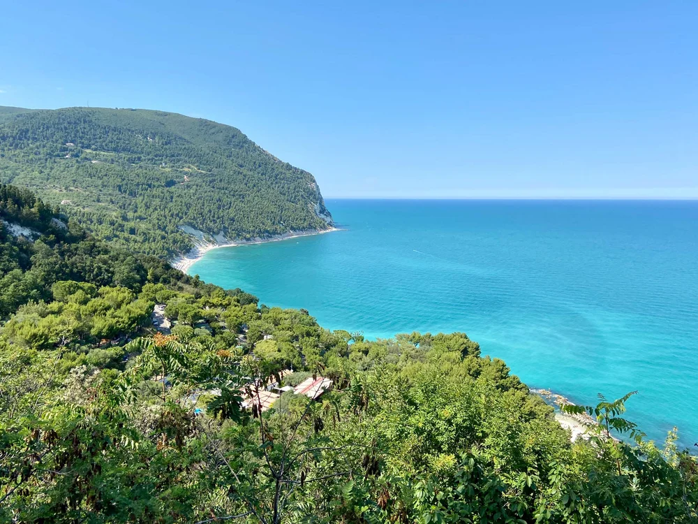 Il Parco Regionale del Conero e non solo Costa verde con mare turchese e cielo azzurro limpido in una giornata soleggiata