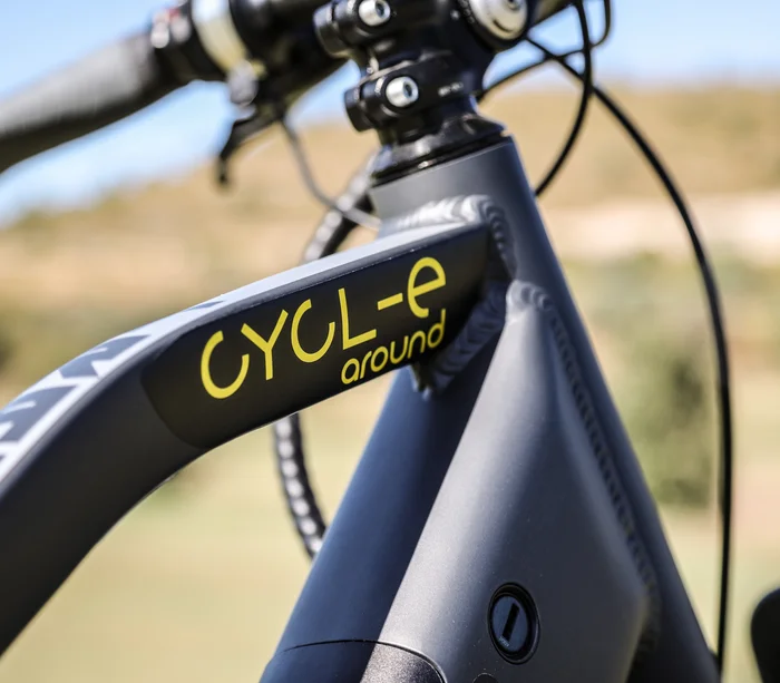 Vacanza in e-bike nelle Marche Primo piano del telaio di una bici elettrica con logo Cycl-e around