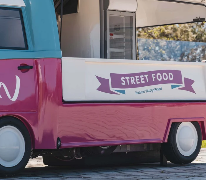 Food truck & Pizzeria a Potenza Picena Furgone colorato per street food con insegna Natural Village Resort