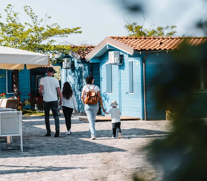 Una vacanza al mare sul Conero Famiglia che cammina verso case blu in un villaggio soleggiato