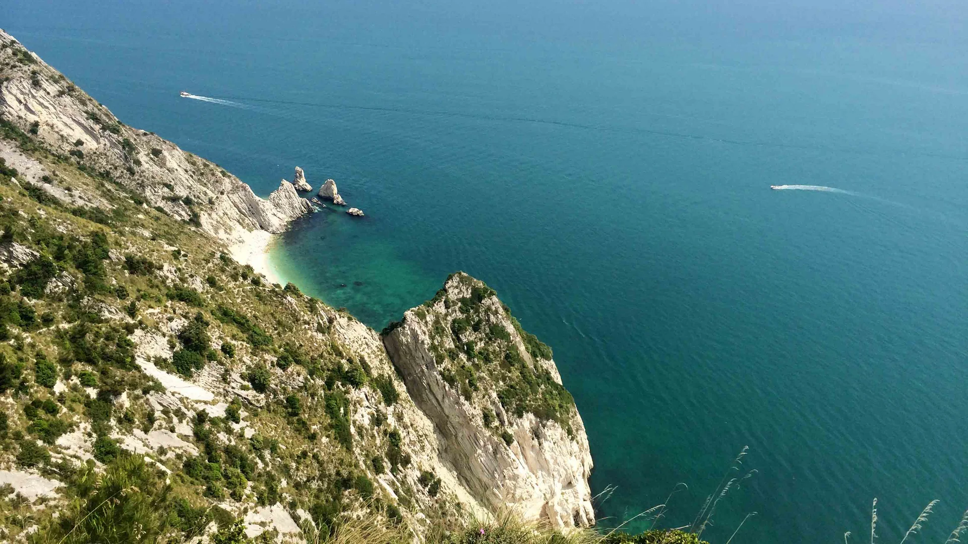 Spiaggia delle Due Sorelle: la perla del Conero Vista aerea della costa rocciosa e mare cristallino della Riviera del Conero