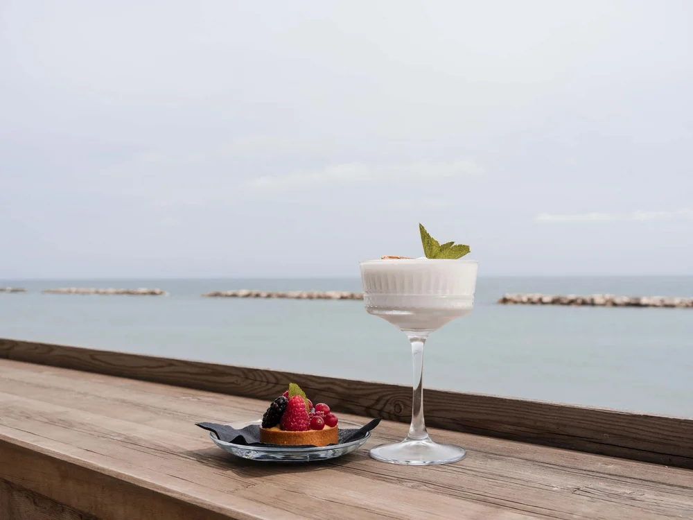 Food truck & Pizzeria a Potenza Picena Dessert con crema e frutti di bosco su tavolo di legno vicino al mare