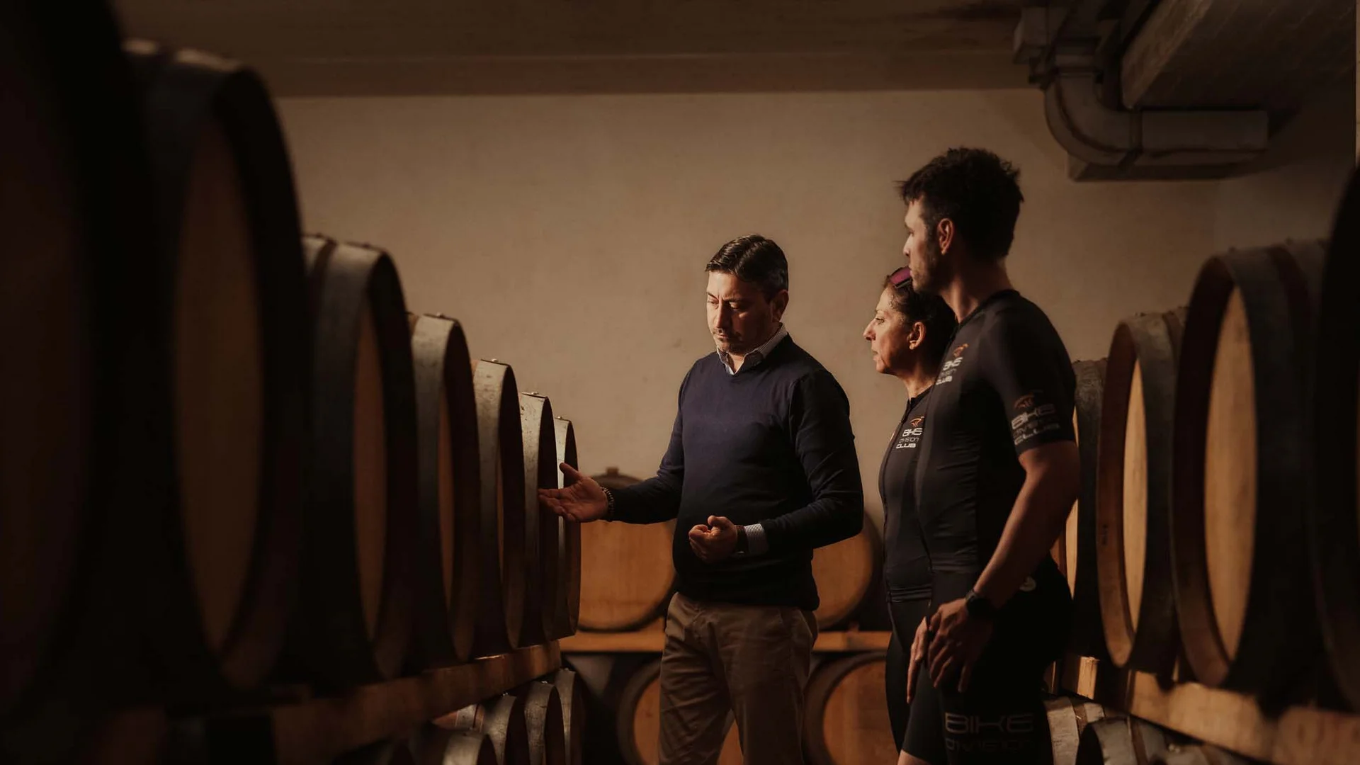 Le migliori cantine delle Marche Persone in cantina tra botti di legno per la conservazione del vino