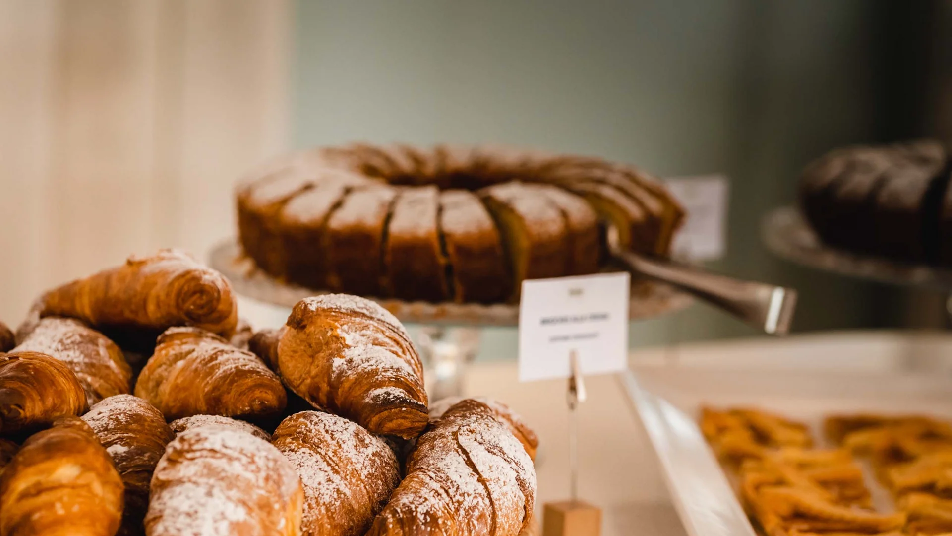 Garden Restaurant: uno dei ristoranti del nostro resort Cornetti e dolci assortiti su tavolo da buffet