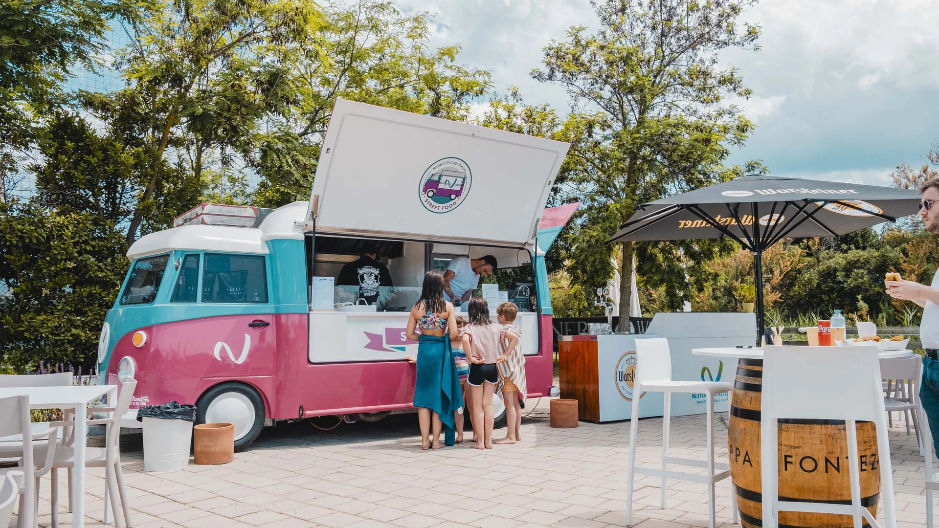 Food truck & Pizzeria a Potenza Picena Bambini ordinano cibo da un food truck rosa all'aperto