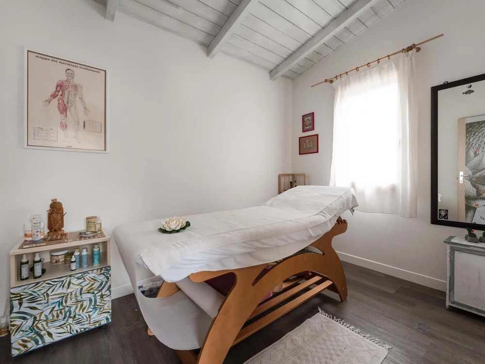 Una spa vicino a Porto Potenza Picena Stanza per massaggi con lettino, mobili e decorazioni in stile rilassante