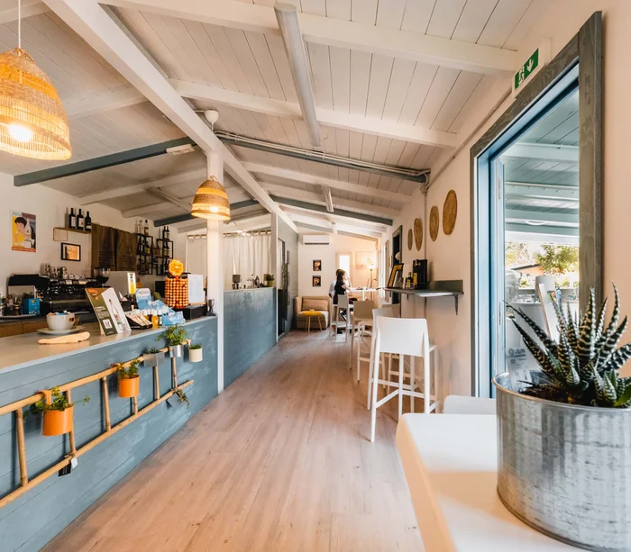 Food truck & Pizzeria a Potenza Picena Interno luminoso di un bar con bancone, tavoli e decorazioni moderne