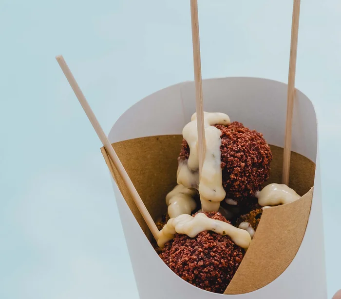 Food truck & Pizzeria a Potenza Picena Polpette fritte con salsa servite in cono di carta