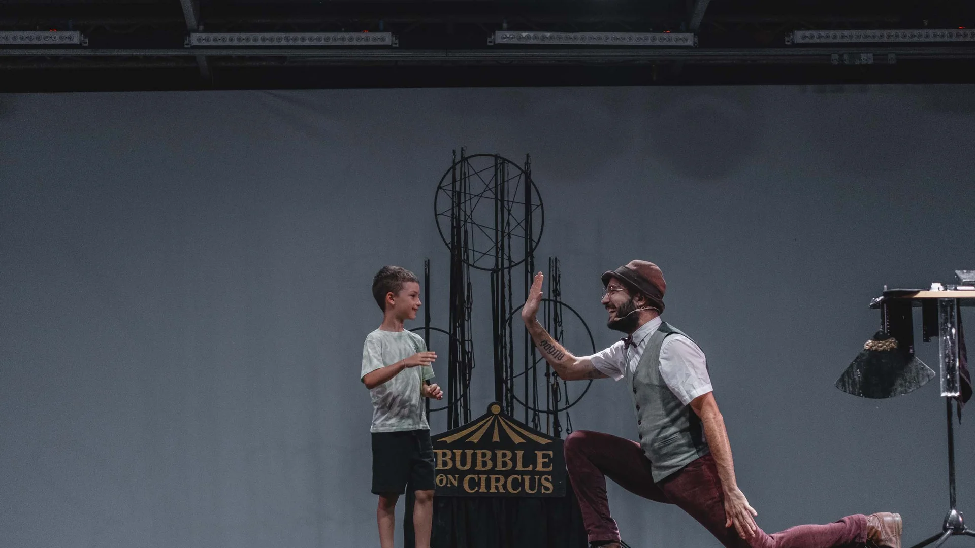 Un family hotel al Conero? Meglio un resort! Artista del circo dà il cinque a un bambino sul palco durante lo spettacolo
