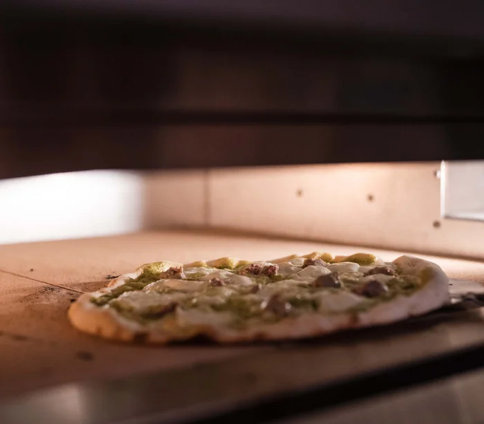 Una vacanza al mare sul Conero Pizza con formaggio e pesto nel forno a legna