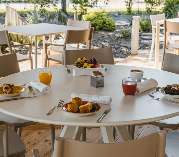 Un villaggio nelle Marche sul mare: il Natural Village Resort Tavolo rotondo con colazione all'aperto con succhi, dolci e frutta