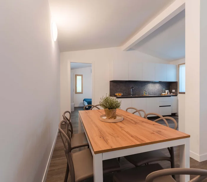 Un villaggio nelle Marche sul mare: il Natural Village Resort Cucina moderna con tavolo in legno e piante al centro