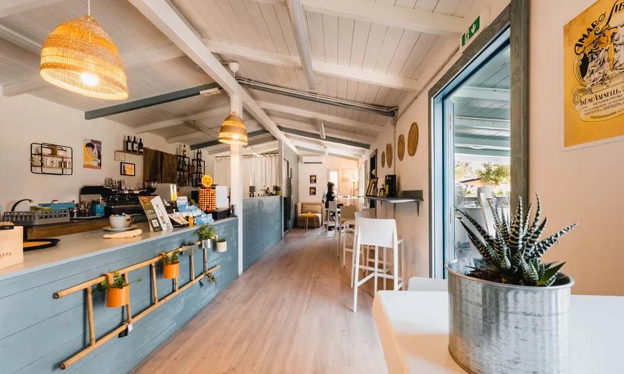 Un villaggio nelle Marche sul mare: il Natural Village Resort Interno luminoso di un bar con bancone, tavoli e decorazioni moderne